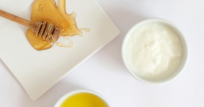 Domowa maseczka z miodu i owsianki - przepis na rozświetloną cerę