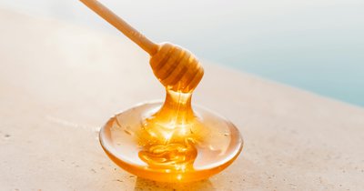 Miód manuka vs miód lipowy - który lepiej działa w pielęgnacji skóry