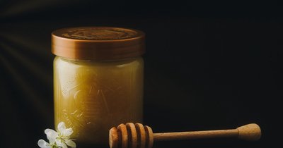 Miód w toniku do twarzy - przepis na nawilżający kosmetyk domowy
