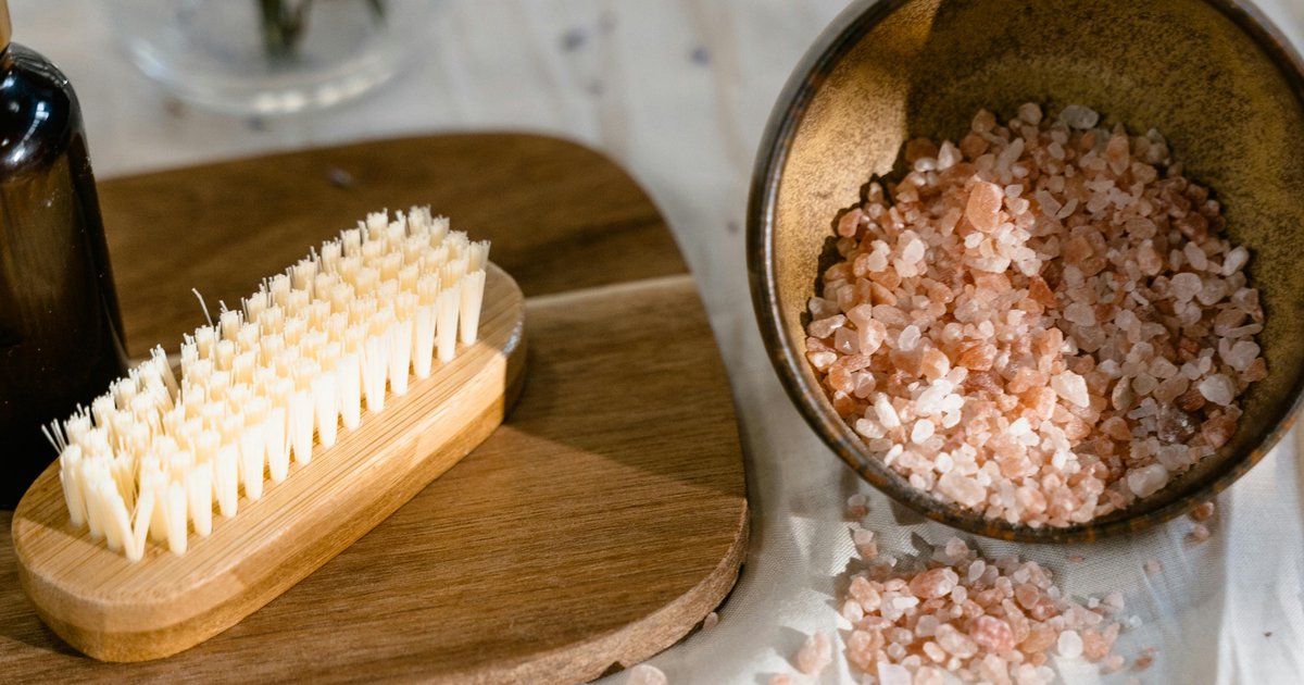 Domowy peeling solny - 5 przepisów na gładką skórę ciała