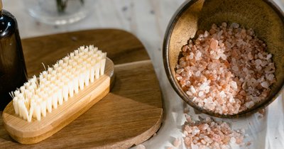 Domowy peeling solny - 5 przepisów na gładką skórę ciała