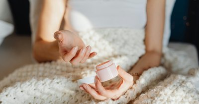 Zimowa pielęgnacja suchej skóry - kompleksowy przewodnik